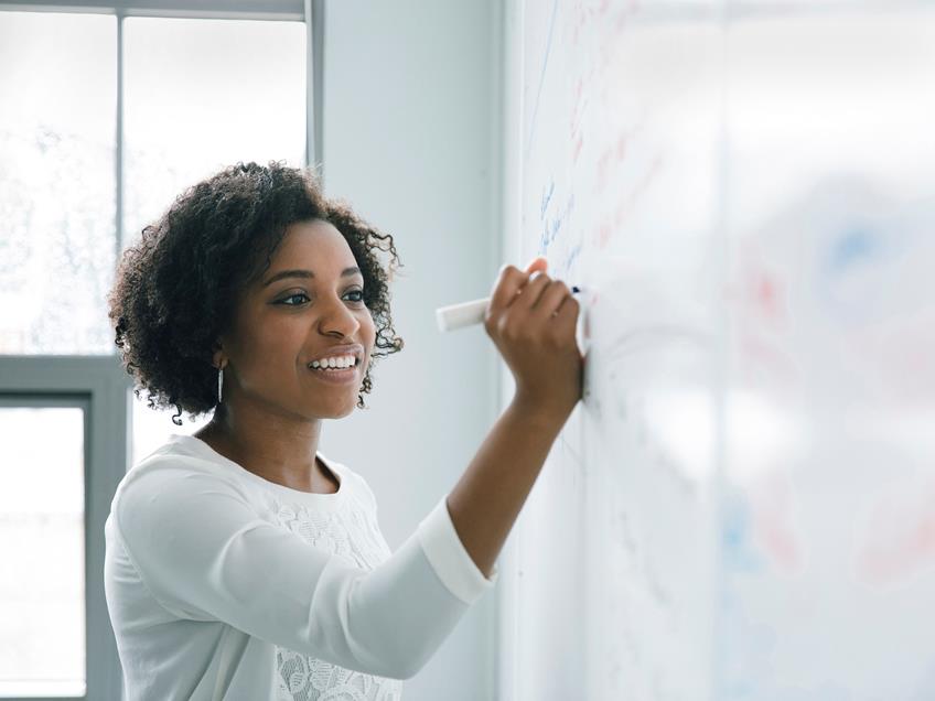 Photo Woman Whiteboarding 01 (1)