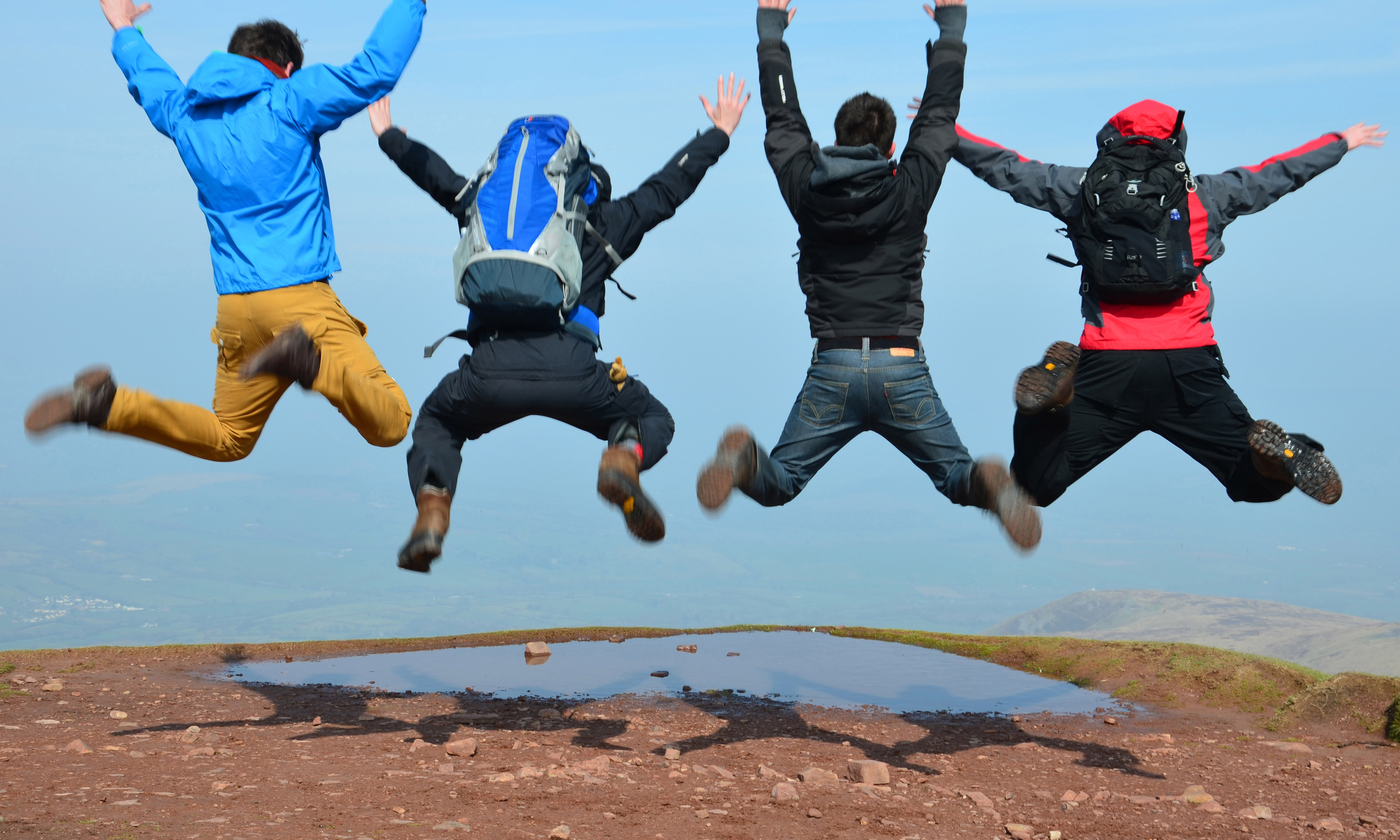 Photo Four Hikers Jumping On Top Of Hill 01 (1)