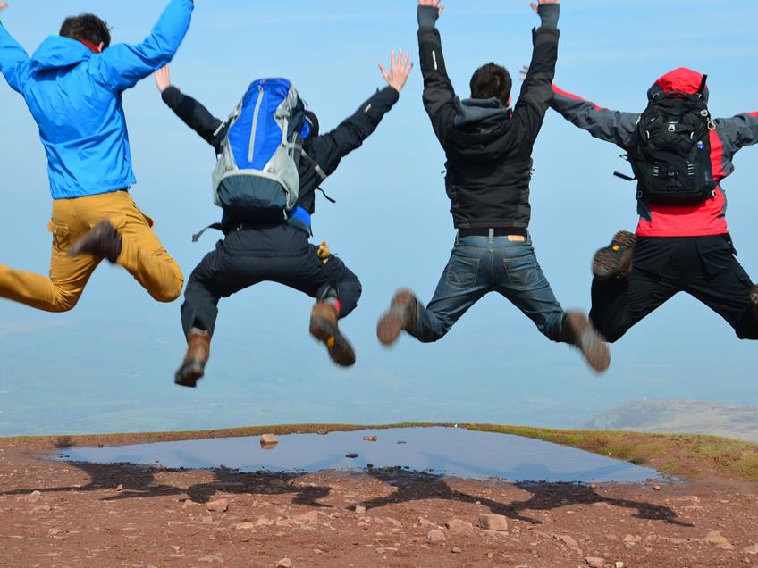 Photo Four Hikers Jumping On Top Of Hill 01 (1)